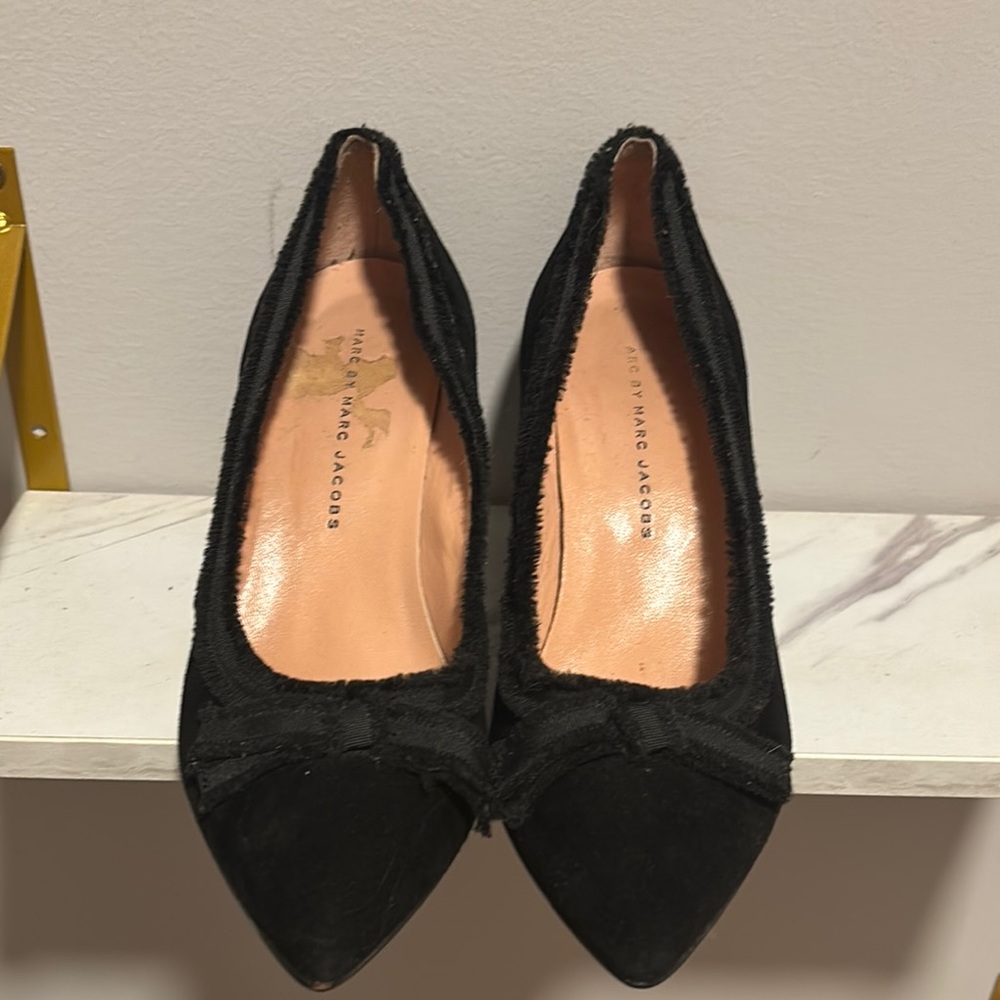 Marc By Marc Jacobs Black Heels with Elegant Pointed Toe and Textured Design